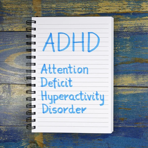 Adhd- Aufmerksamkeitsdefizit-Hyperaktivitätsstörung in Notizbuch auf Holzgrund geschrieben — Stockfoto