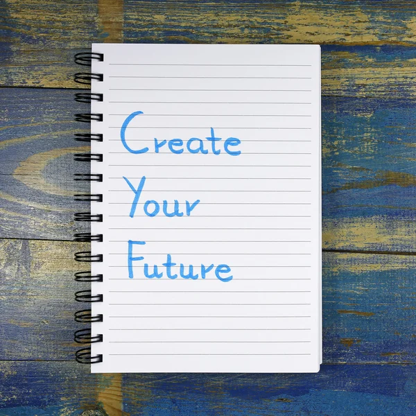 Erstellen Sie Ihre Zukunft in Notizbuch auf Holzgrund geschrieben — Stockfoto