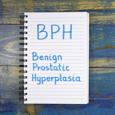 BPH- İyi huylu protez hiperplazya kısaltması tahta arka planda deftere yazıldı