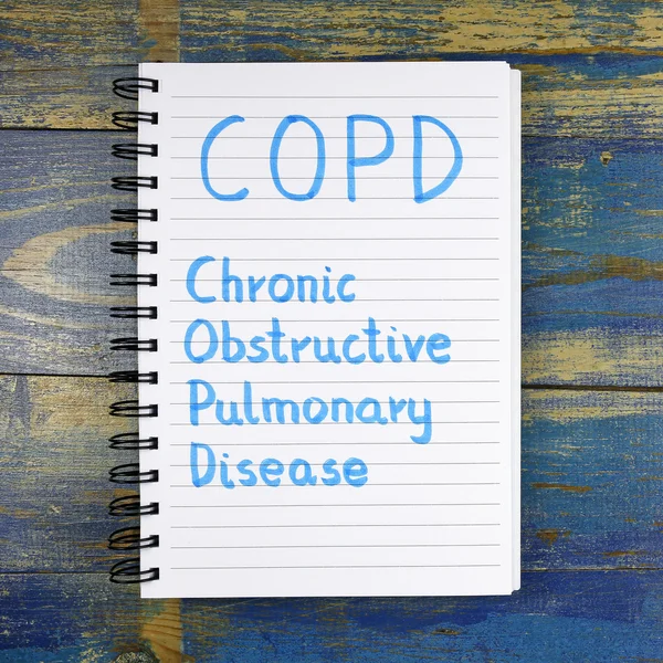 COPD- Хронические обструктивные заболевания легких акроним, записанный в ноутбуке на деревянном фоне — стоковое фото