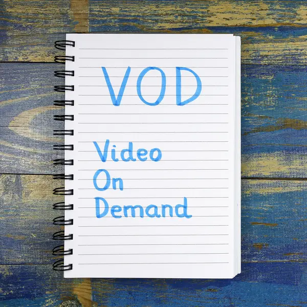 VOD- Video On Demand acrónimo escrito en cuaderno sobre fondo de madera — Foto de Stock