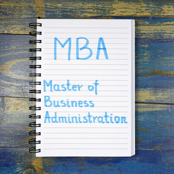 MBA- Master of Business Administration acrónimo escrito en cuaderno sobre fondo de madera — Foto de Stock