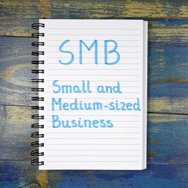 SMB- Pequenas e médias empresas acrónimo escrito em notebook — Fotografia de Stock