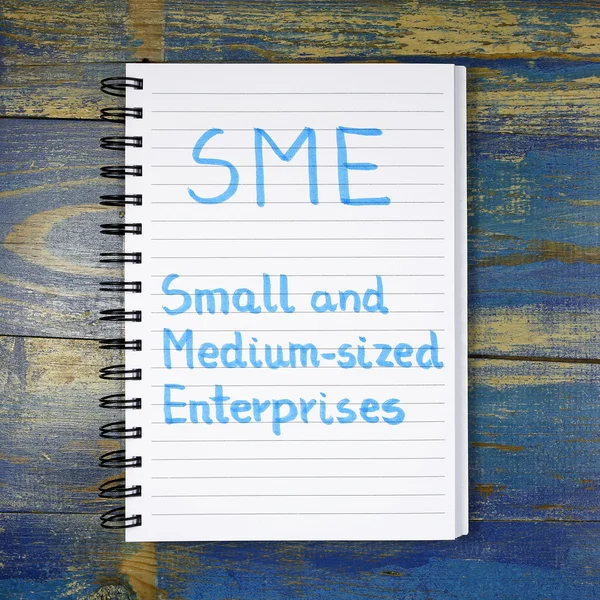 PYME- Pequeña y Mediana Empresa acrónimo escrito en cuaderno — Foto de Stock