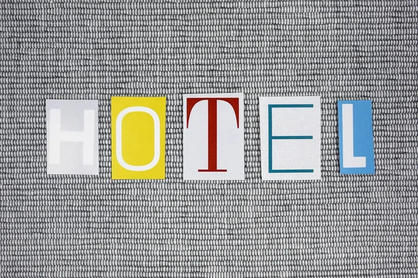 Ξενοδοχείο λέξη σε γκρίζο φόντο — Φωτογραφία Αρχείου