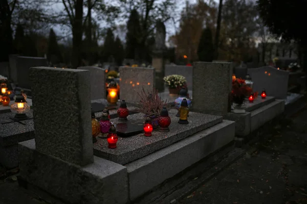 Encender velas en el cementerio el día de Todos los Santos —  Fotos de Stock