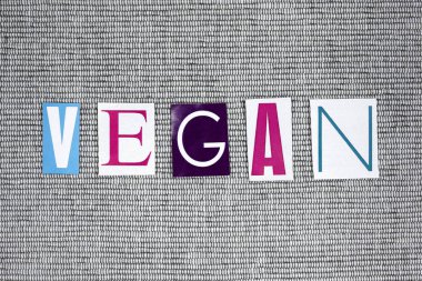 vegan kelime gri arka plan üzerinde