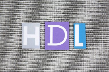 HDL (yüksek yoğunluklu lipoprotein) kısaltma gri arka plan üzerinde