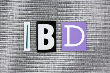 IBD (İnflamatuar bağırsak hastalığı) kısaltma gri arka plan üzerinde