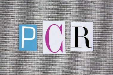 PCR (Polimeraz zincir reaksiyonu) kısaltma gri arka plan üzerinde