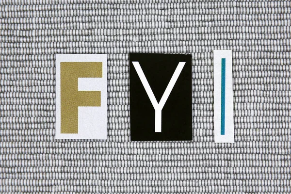 Acrónimo de FYI (For Your Information) sobre fondo gris — Foto de Stock
