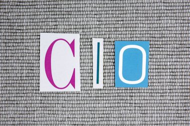 Gri arka plan üzerinde CIO (baş yatırım yetkilisi) kısaltma