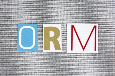 ORM (Online itibar yönetimi) kısaltma gri arka plan üzerinde