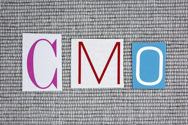 Acronyme de CMO (Chief Marketing Officer) sur fond gris — Photo