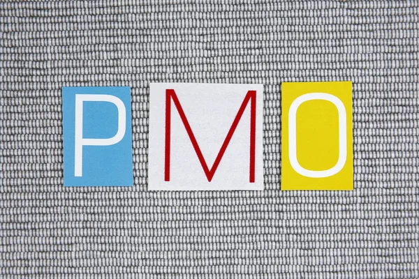 灰色の背景に Pmo (プロジェクトマネジメント オフィス) の頭字語 — ストック写真