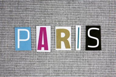 Paris kelime gri arka plan üzerinde
