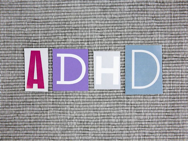 Adhd (Aufmerksamkeitsdefizit-Hyperaktivitätsstörung) Akronym auf grauem Hintergrund — Stockfoto