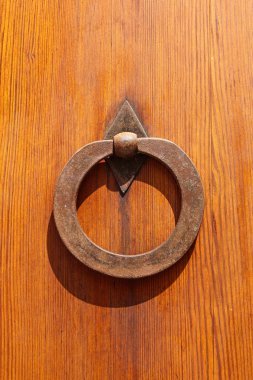 Dekoratif demir tokmağı ahşap kapı