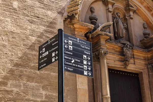 PALMA DE MALLORCA, MAJORCA, SPAIN, APRIL 3, 2016: signposts of of Palma's landmarks with La Seu Cathedral in the background — Stock Photo, Image
