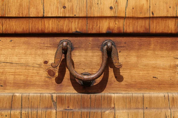 Batedor de ferro decorativo na porta de madeira — Fotografia de Stock