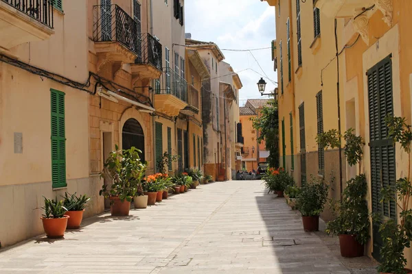 Uma das ruas encantadoras decoradas com flores em Alcudia, Maiorca, Espanha — Fotografia de Stock