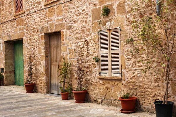 Una de las encantadoras calles mediterráneas decoradas con flores — Foto de Stock