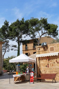 Alcudia, Majorca, İspanya, 4 Nisan 2016: Alcudia Hediyelik eşya dükkanı. Bu çok popüler bir turizm Mallorca, bilinen tarihi bir kent karakter çok iyi korunmuş. 