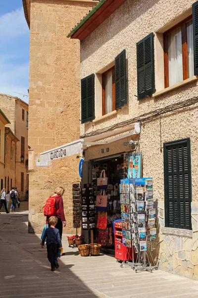 Alcudia, Mallorca, Spanyolország, április 4-én, 2016: szuvenír boltban Alcudia. Ez egy nagyon népszerű idegenforgalmi célpont, Mallorca, ismert a nagyon jól konzervált történelmi város jellege. — Stock Fotó