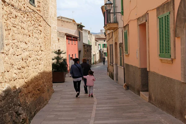 ALCUDIA, MALLORCA, ESPAÑA, 4 DE ABRIL DE 2016: una de las calles con encanto de Alcudia. Es un destino turístico muy popular en Mallorca, conocido por el carácter muy bien conservado de una ciudad histórica . — Foto de Stock