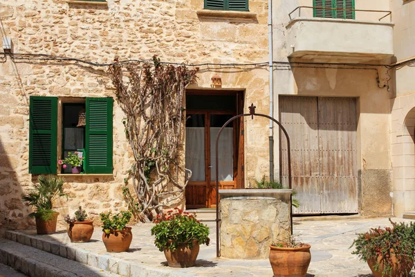 Очаровательная средиземноморская улица, украшенная цветами — стоковое фото