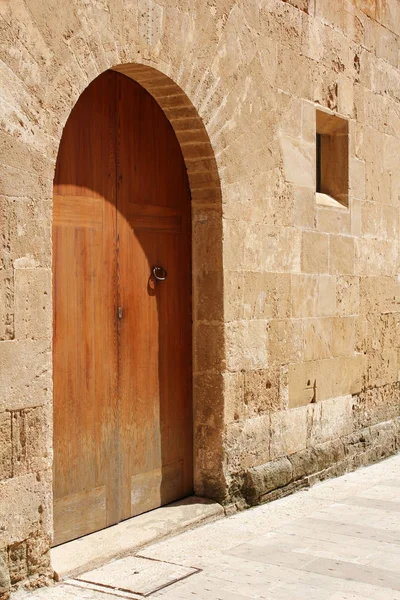 Elegant wooden gate in stone wall, mediterranean style — Stock Photo, Image