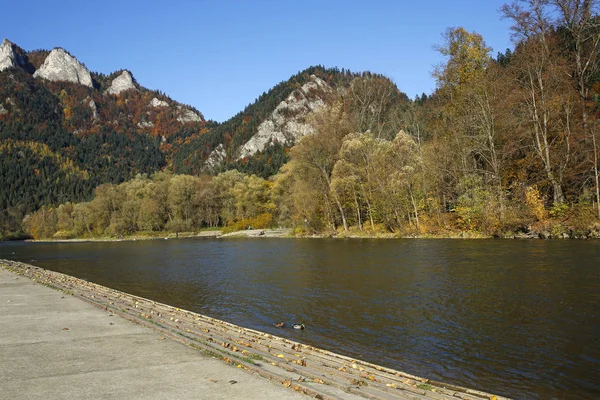 Dunajec floden Gorge i Sromowce Niżne, Pieniny bergen, Polen — Stockfoto