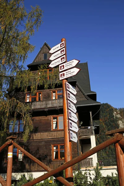 SROMOWCE NIZNE, POLAND, OCTOBER 23, 2016: signposts in front of the Three Crowns mountain shelter in Pieniny Mountains — Stock Photo, Image