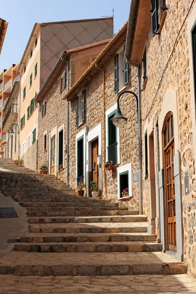 Живописная улица, украшенная цветами в Port de Soller, Майорка, Испания — стоковое фото