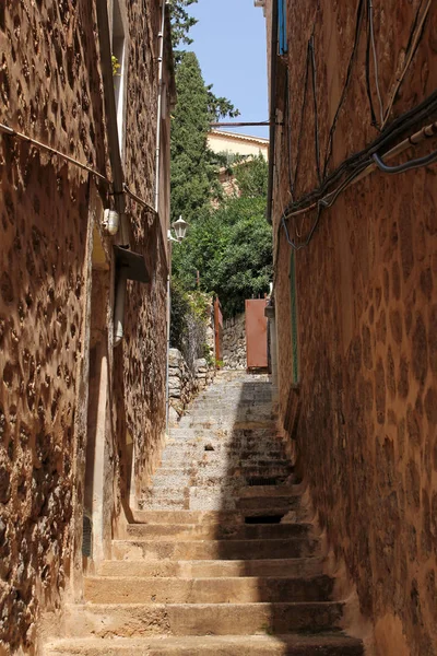 Pitoresca rua estreita em Port de Soller, Maiorca, Espanha — Fotografia de Stock