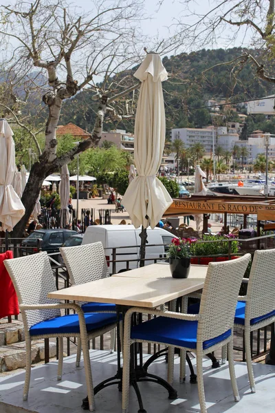 PORT DE SOLLER, MALLORCA, ESPAÑA, 6 DE ABRIL DE 2016: mesa vacía en un restaurante en Port de Soller. Es una hermosa ciudad portuaria y un destino turístico muy popular en Mallorca . —  Fotos de Stock