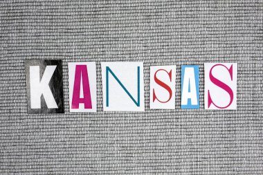Kansas kelime gri arka plan üzerinde