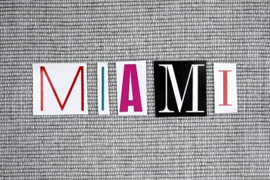 Miami kelime gri arka plan üzerinde