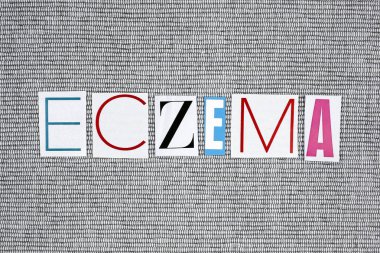 Egzama kelime gri arka plan üzerinde