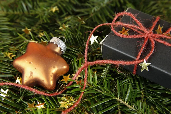 Julklapp på granen med dekorationer — Stockfoto