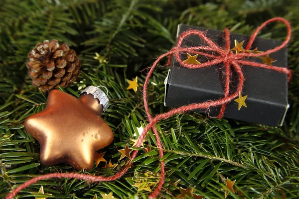 Presente de Natal em abeto com decorações — Fotografia de Stock