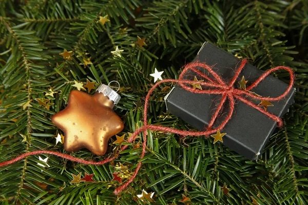 Julklapp på granen med dekorationer — Stockfoto