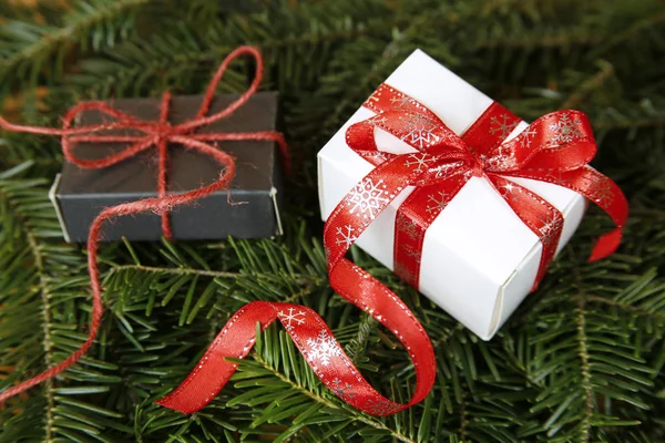 Presentes de Natal em abeto — Fotografia de Stock
