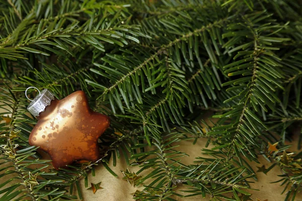 Sfondo di Natale con bauble d'oro e abete — Foto Stock