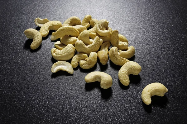 Cashewnoten op zwarte achtergrond — Stockfoto