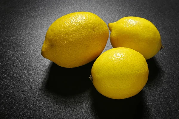 Limoni frutti su sfondo nero frizzante — Foto Stock