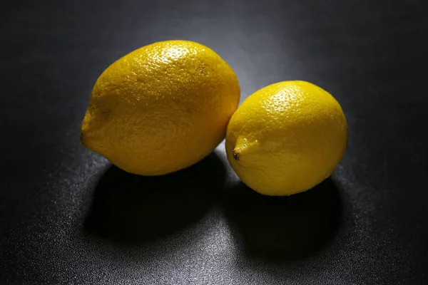 Due limoni su sfondo nero — Foto Stock