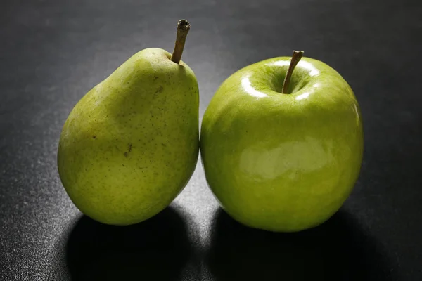 Pêra e maçã no fundo preto — Fotografia de Stock