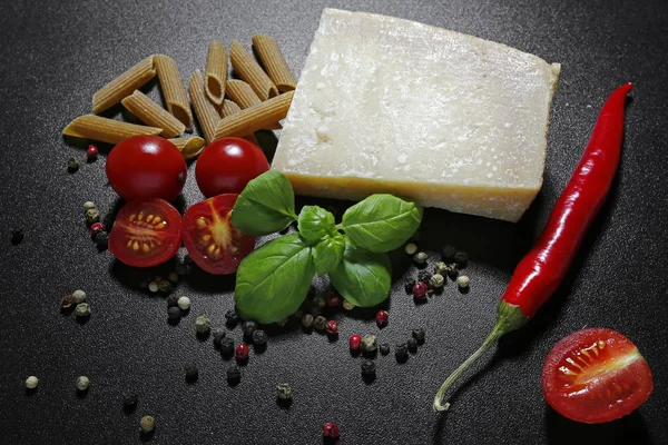 Fromage parmesan, tomates cerises, basilic et pâtes ingrédients pour pâtes italiennes — Photo