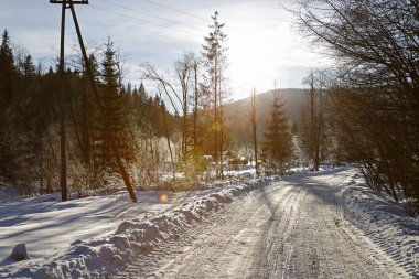 dağ manzarası renkli lens fişekleri ile yol ile kış